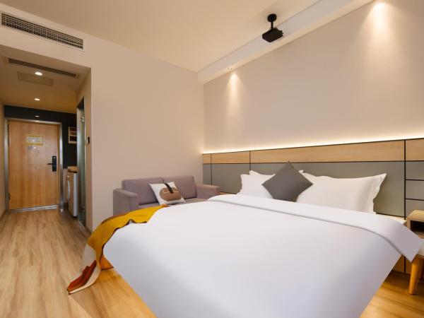 利兹高空影音酒店 : photo 2 de la chambre chambre double avec salle de bains privative