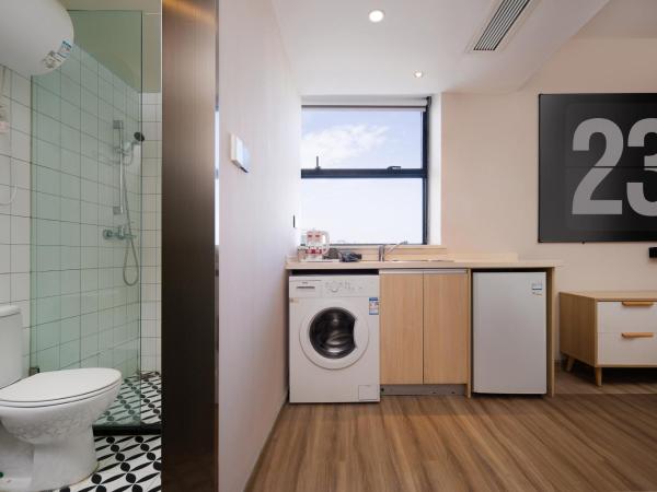 利兹高空影音酒店 : photo 4 de la chambre chambre double avec salle de bains privative