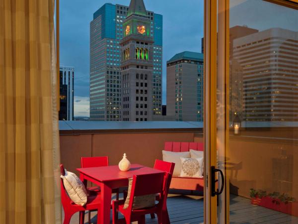 Courtyard by Marriott Denver Downtown : photo 1 de la chambre joslins suite, 1 bedroom suite, 1 king, sofa bed, top floor