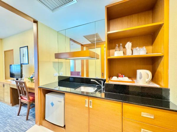 Phuket Merlin Hotel : photo 4 de la chambre suite junior