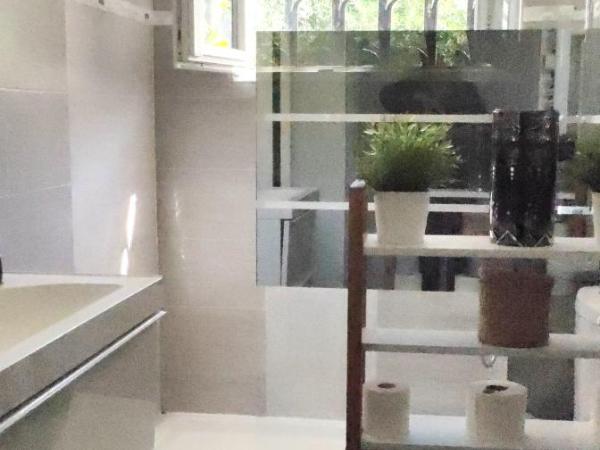 Chambre, café ou thé, micro-ondes, terrasse et jardin en partage Bus toute direction et centre SIX-FOURS à quelques pas : photo 5 de la chambre chambre double