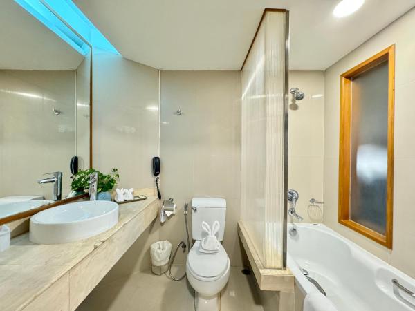 Phuket Merlin Hotel : photo 2 de la chambre suite familiale