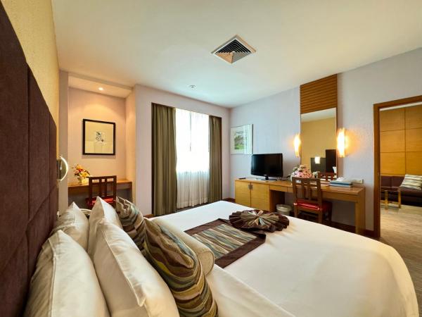 Phuket Merlin Hotel : photo 4 de la chambre suite familiale