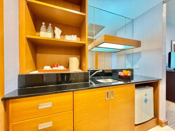 Phuket Merlin Hotel : photo 5 de la chambre suite familiale