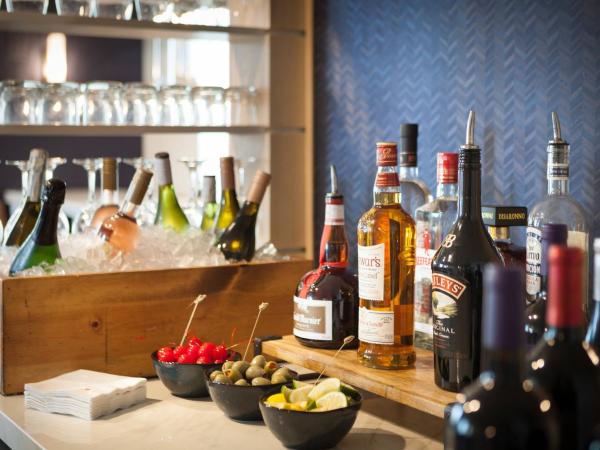 Tampa Marriott Water Street : photo 10 de la chambre hébergement lit king size - accès au salon concierge