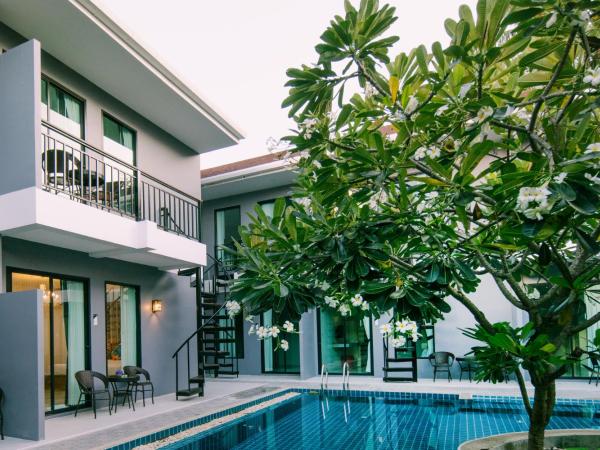 Chanakarn Pool Access Rawai : photo 9 de la chambre chambre double ou lits jumeaux deluxe - vue sur piscine