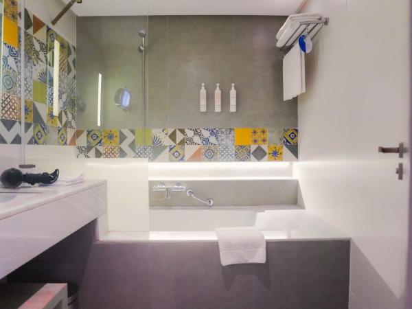 Sousse Pearl Marriott Resort & Spa : photo 1 de la chambre chambre lit king-size avec balcon - vue sur mer