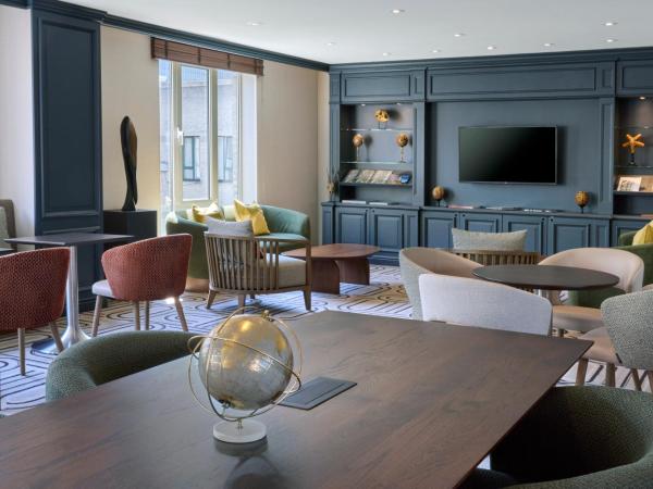 Hilton Antwerp Old Town : photo 2 de la chambre chambre lit king-size exécutive
