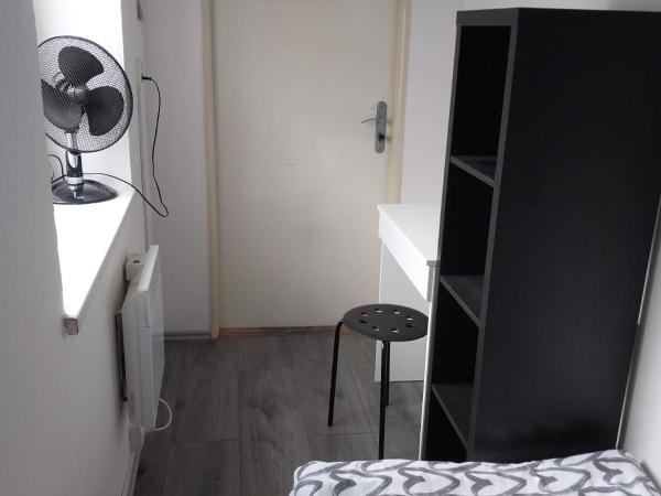 A Plus Hostel - Centrum : photo 2 de la chambre chambre simple avec toilettes et douche communes