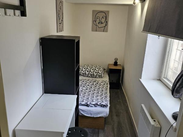 A Plus Hostel - Centrum : photo 3 de la chambre chambre simple avec toilettes et douche communes