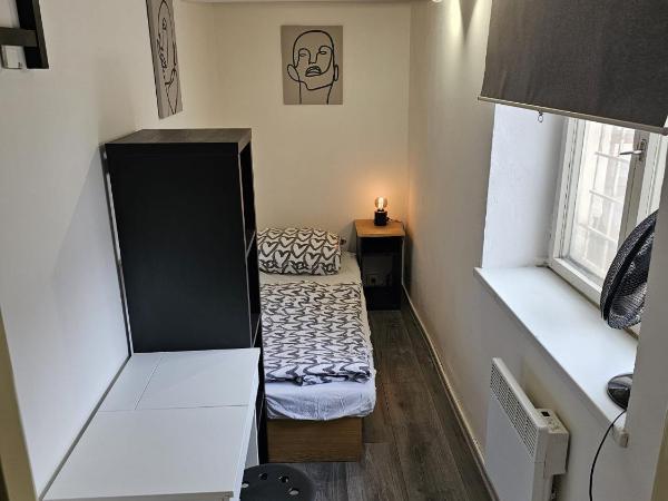 A Plus Hostel - Centrum : photo 1 de la chambre chambre simple avec toilettes et douche communes