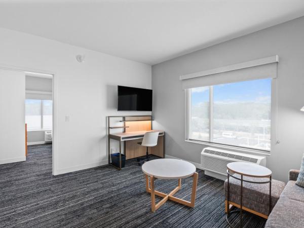 TownePlace Suites Jacksonville Airport : photo 7 de la chambre suite 1 chambre lit king-size avec canapé-lit