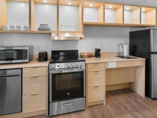 TownePlace Suites Jacksonville Airport : photo 9 de la chambre suite 1 chambre lit king-size avec canapé-lit