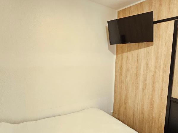 Class'eco Charleroi : photo 6 de la chambre chambre double avec salle de bains privative