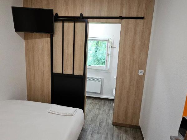 Class'eco Charleroi : photo 4 de la chambre chambre double avec salle de bains privative