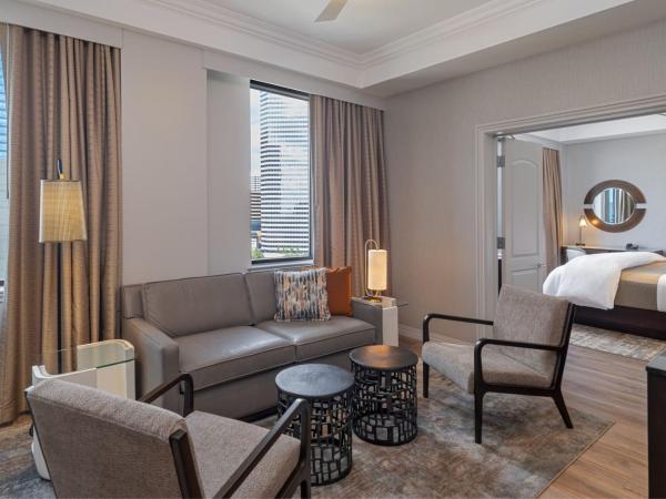 The Westin Houston Downtown : photo 1 de la chambre suite lit king-size avec salon et canapé-lit