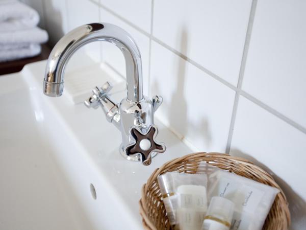 Hôtel du Marché : photo 4 de la chambre chambre simple avec salle de bains commune