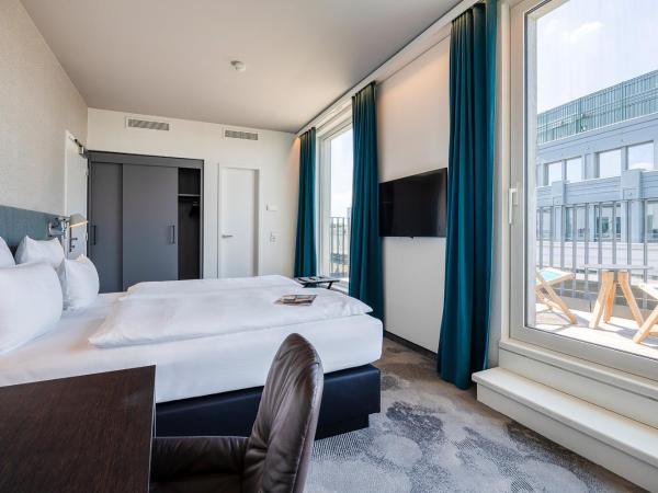 Motel One Brussels : photo 6 de la chambre chambre lit queen-size avec balcon