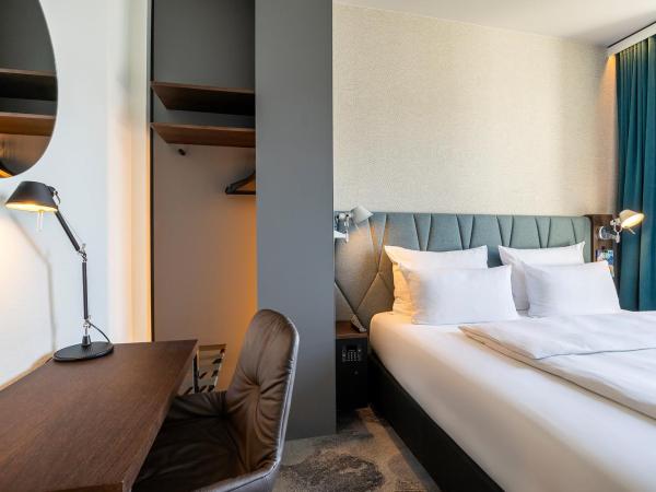 Motel One Brussels : photo 1 de la chambre chambre lit queen-size - vue sur jardin