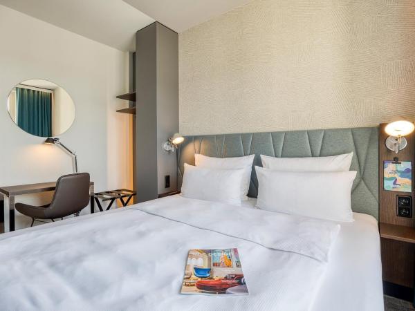 Motel One Brussels : photo 2 de la chambre chambre lit queen-size - vue sur jardin