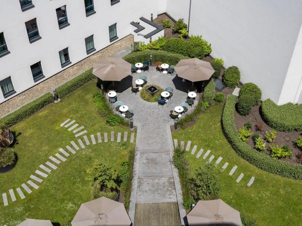 Motel One Brussels : photo 4 de la chambre chambre lit queen-size - vue sur jardin