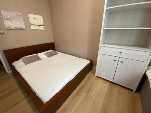 PINI HOSTEL - Przytulne pokoje w centrum Krakowa : photo 3 de la chambre chambre triple avec salle de bains privative