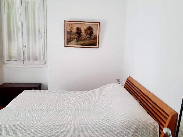 Ampie camere Locarno : photo 7 de la chambre chambre lit queen-size avec balcon
