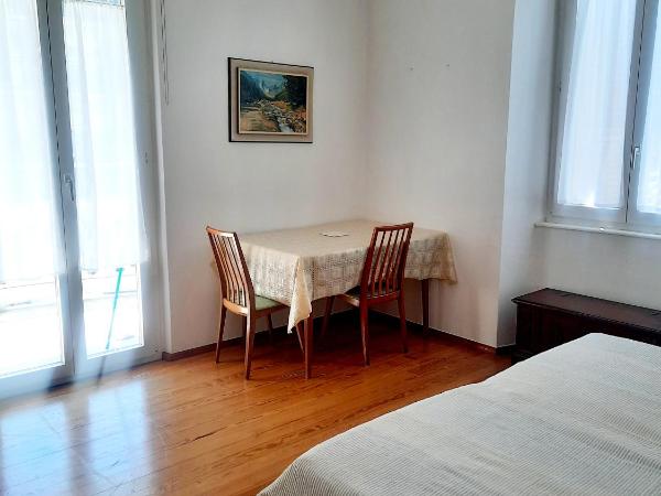 Ampie camere Locarno : photo 8 de la chambre chambre lit queen-size avec balcon