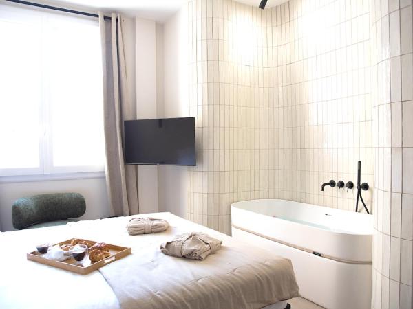 Mouchki : photo 8 de la chambre chambre double deluxe avec baignoire