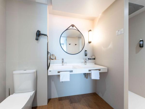 Best Western Premier Le Masq Hôtel : photo 9 de la chambre suite lit king-size avec canapé-lit et terrasse