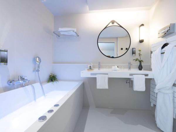 Best Western Premier Le Masq Hôtel : photo 4 de la chambre suite lit king-size balnéo avec balcon