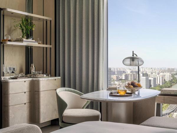 Four Seasons Hotel Hangzhou at Hangzhou Centre : photo 1 de la chambre deluxe king room with canal view