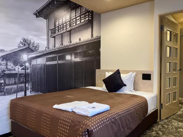 HOTEL LiVEMAX Kyoto Ekimae : photo 1 de la chambre chambre double avec petit lit double et coin tatami - fumeurs