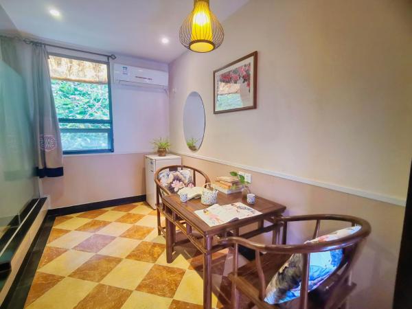 Wenjun Courtyard Hotel,3mins walk from Tonghuimen metro station ,located in the city center ,walking distance to many scenic areas, English-speaking service : photo 4 de la chambre ancient street view deluxe twin room（free pick up service for 3 successive nights , free laundry service , free drinks ）