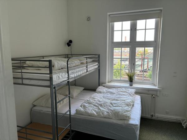 Danhostel Odense City : photo 1 de la chambre chambre triple avec salle de bains privative