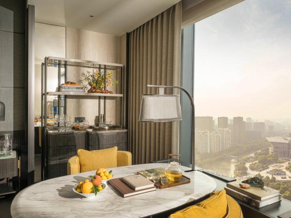 Four Seasons Hotel Hangzhou at Hangzhou Centre : photo 1 de la chambre premier double room with canal view