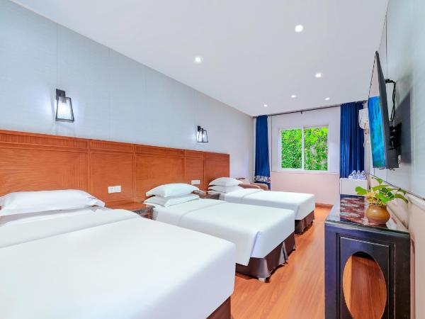 Wenjun Courtyard Hotel,3mins walk from Tonghuimen metro station ,located in the city center ,walking distance to many scenic areas, English-speaking service : photo 1 de la chambre courtyard triple room（free pick up service for 3 successive nights , free laundry service , free drinks ）