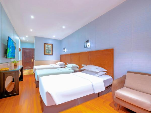 Wenjun Courtyard Hotel,3mins walk from Tonghuimen metro station ,located in the city center ,walking distance to many scenic areas, English-speaking service : photo 2 de la chambre courtyard triple room（free pick up service for 3 successive nights , free laundry service , free drinks ）
