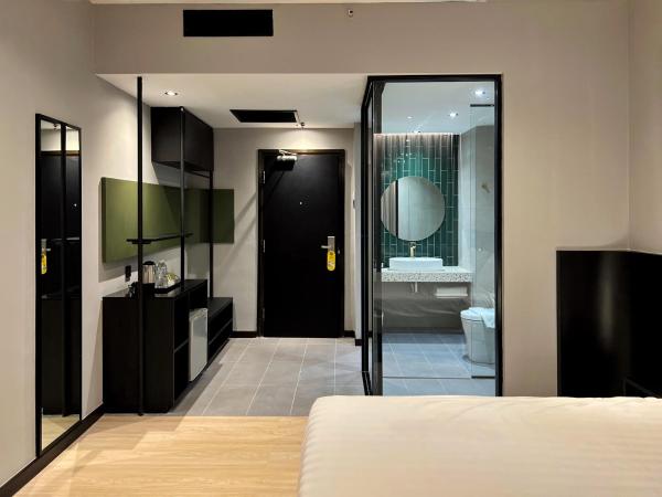 Crystal Crown Hotel Kuala Lumpur : photo 5 de la chambre hébergement lit king-size rubis