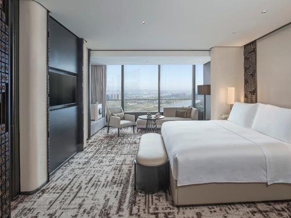 Jumeirah Nanjing : photo 4 de la chambre chambre lit king-size de luxe - vue sur rivière
