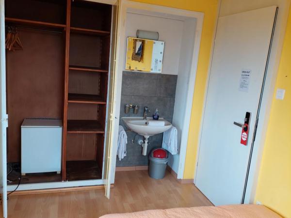Oldtown Hostel Otter : photo 3 de la chambre chambre double Économique avec salle de bains commune