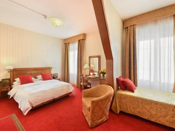 Golf Hotel René Capt : photo 1 de la chambre chambre triple standard - côté ville