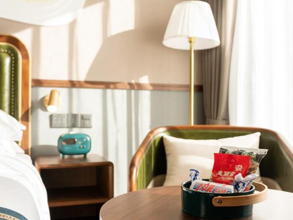 Time Traveller Boutique Hotel - Near Beijing CBD, CCTV, China Zun, SKP and Sanlitun, Tian'anmen Square, Forbidden City, Free daily necessities, Free night snack, Free laundry, English communication well, Free travel advice , Free gymnastic, : photo 6 de la chambre chambre double affaires supérieure