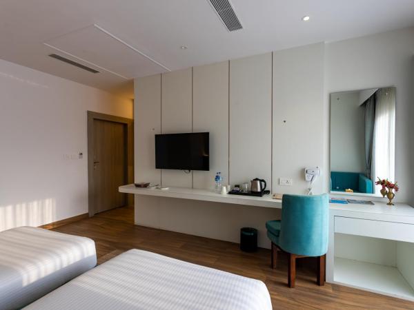 Mount Kailash Resort : photo 2 de la chambre chambre double ou lits jumeaux supérieure avec vue sur ville