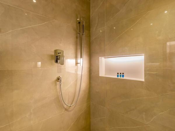 Mount Kailash Resort : photo 9 de la chambre chambre double ou lits jumeaux supérieure avec vue sur ville