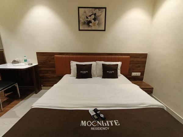 Moon Lite Residency - Malad West : photo 7 de la chambre chambre lit queen-size deluxe