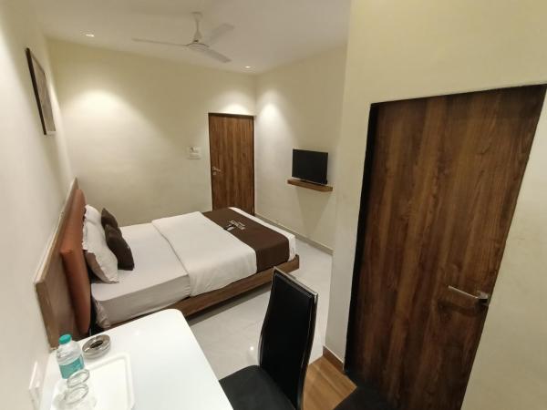 Moon Lite Residency - Malad West : photo 6 de la chambre chambre lit queen-size deluxe