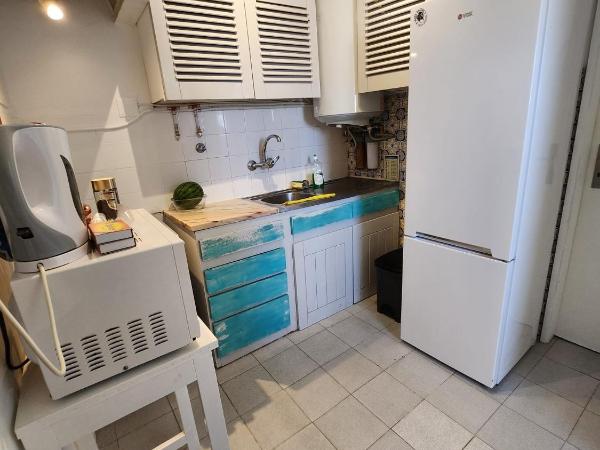 BLife Faro Beach Hostel : photo 2 de la chambre chambre triple avec salle de bains commune