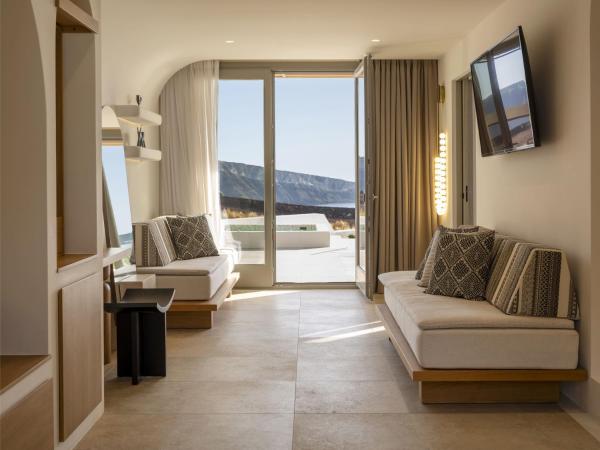 Santo Mine Oia Suites : photo 8 de la chambre suite majestic avec piscine et jacuzzi - vue sur mer et coucher de soleil