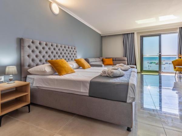 Hotel Koral : photo 1 de la chambre chambre quadruple avec balcon